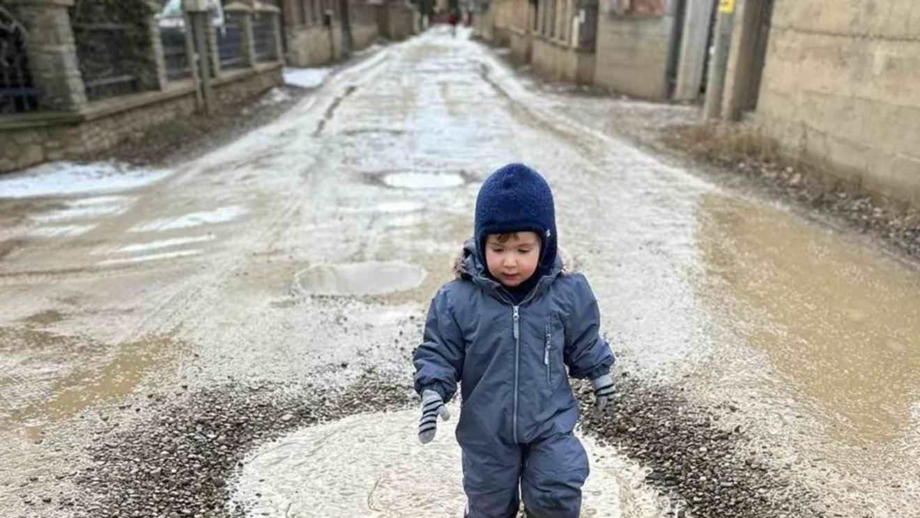 Concurs de fotografie cu cea mai mare groapă de pe străzile din Suceava / Competiția e organizată de un activist civic / ”Oamenii s-au familiarizat cu astfel de imagini și ajung să nu le mai observe”