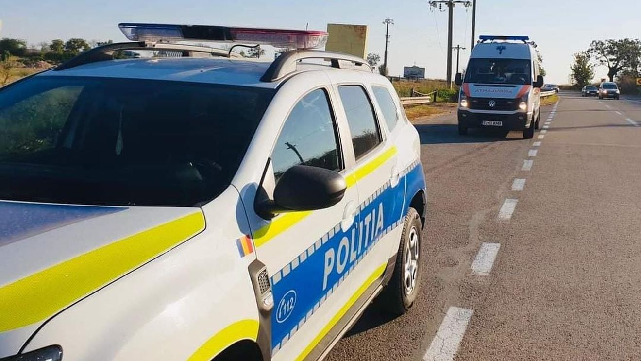 Mașină de poliție implicată într-o urmărire a fost lovită de un autoturism, în Iași / Două persoane sunt rănite