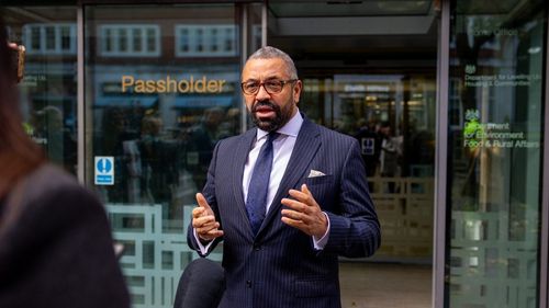 Ministrul britanic de Interne își cere scuze după ce ar fi glumit că își droghează soția / Cleverly ar fi spus că „secretul” unei căsătorii durabile este o soție „întotdeauna sedată ușor”