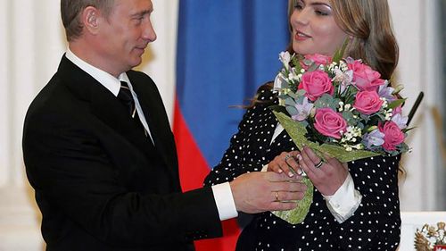 Aproape 85 de milioane de dolari, rămași după construirea „palatului lui Putin”, au fost transferați prezumtivei amante a lui Putin, Alina Kabaeva