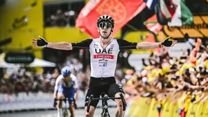 Situație unică în ciclism: Ciclistul Adam Yates a câștigat în fața fratelui său geamăn prima etapă din Turul Franței