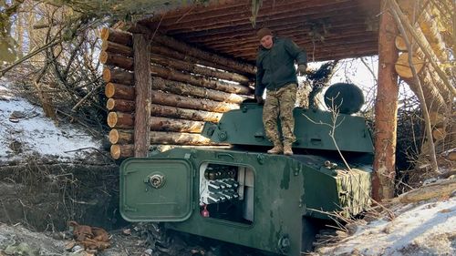 VIDEO Artilerist ucrainean despre negocierile de pace: “Sperăm ca pacea să fie justă. Altfel de ce au murit atât de mulți oameni? De trei ani mor!” / Reportaj TVR despre o misiune de luptă pe linia frontului din Donbas