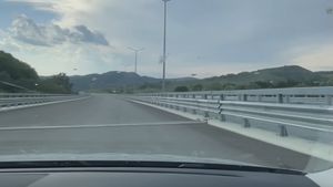 VIDEO Imagini de pe lotul 4 din autostrada Sibiu – Pitești / În august se termină lucrările, însă doar în toamnă se va deschide circulației / ”Va fi nevoie de o perioadă de recepție și pre-recepție ceva mai lungă”