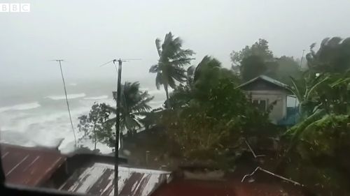Cel puţin un mort şi opt răniţi în Vietnam după ce taifunul Kajiki atinge uscatul / Valuri de până la 9,5 metri înălţime în Golful Tonkin şi rafale de vânt de până la 130 de km/h