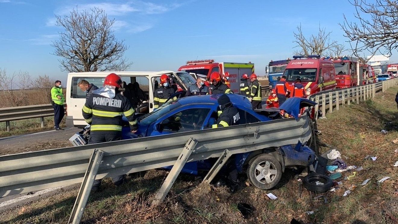 Copil în stop cardio-respirator după un accident între un microbuz și o mașină, în Bihor