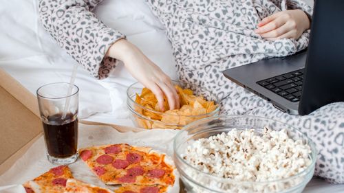 Ce se întâmplă dacă în mod normal am grijă ce mănânc, dar într-o zi exagerez cu caloriile? / Voi lua mult în greutate?