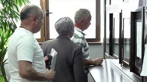 Românii s-au grăbit la ghișee ca să își reînnoiască buletinele pentru a vota: „Abia am făcut cununia și vrem să votăm”