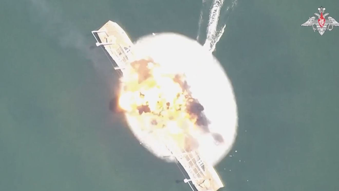 VIDEO Moscova anunţă scufundarea, într-un atac cu o dronă navală, a navei ucrainene de recunoaştere Simferopol, la gurile Dunării. Marina ucraineană confirmă un atac, soldat cu un mort, răniţi şi dispăruţi şi încearcă să-l minimalizeze