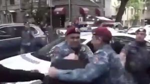 Poliția armeană arestează 151 de manifestanți care protestau împotriva transferului de terenuri către Azerbaidjan