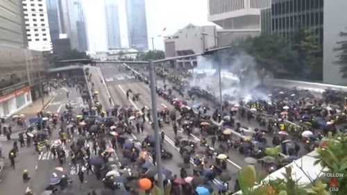 Protestatarii din Hong Kong nu cedează: Mii se oameni au blocat străzile din nou, în ciuda faptului că liderii manifestațiilor au fost arestatați