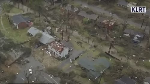 VIDEO SUA: O puternică tornadă a măturat statul Arkansas, trei persoane pierzându-și viața / Tavanul clădirii unui teatru s-a prăbușit, incident soldat cu cel puțin un mort și 28 de răniți
