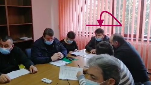 Primarul din Beceni Adrian Burlacu susținte că a fost bătut de fostul primar Constantin Dumitru. Burlacu a fost transportat cu ambulanța la Spitalul de Urgență Buzău