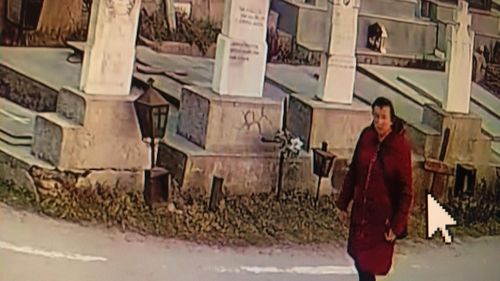 Femeie bănuită de profanarea mormântului fotbalistului Ilie Balaci, identificată de poliţiştii din Craiova