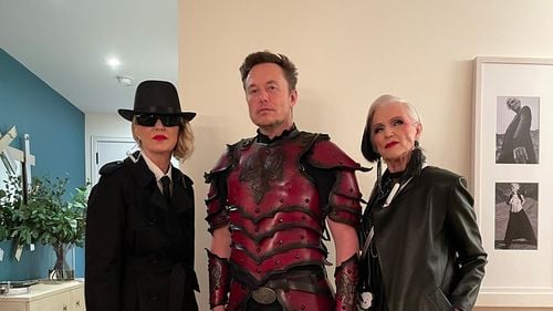 Elon Musk a postat pe Twitter poze de Halloween în costum de super-erou alături de mama sa/ Cea mai mare parte a presei din România a difuzat știrea falsă că Musk ar fi fost la Castelul Bran