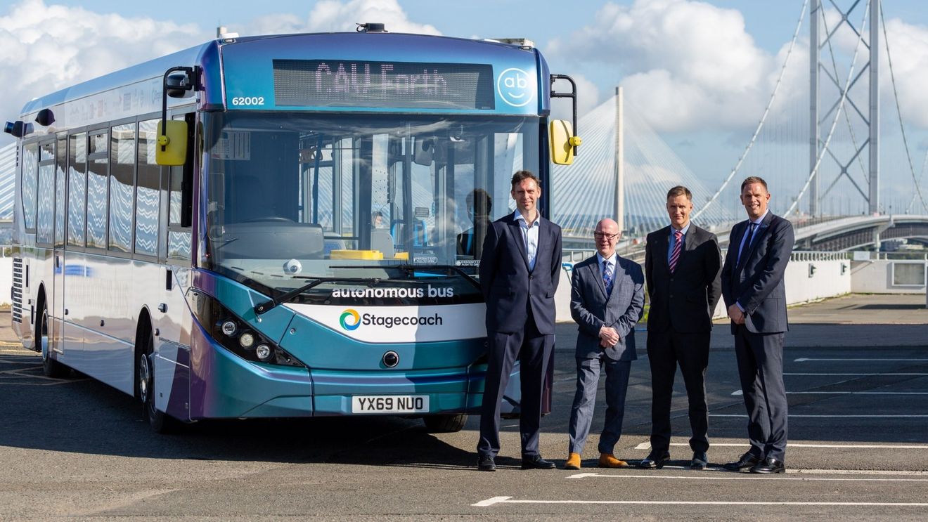 Primul serviciu de transport cu un autobuz autonom, înființat în Marea Britanie