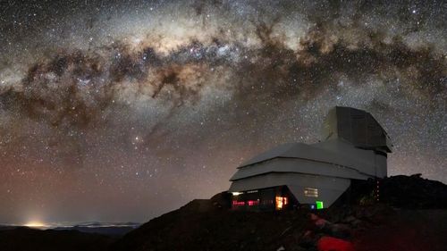 Și dacă noi suntem outsiderii spațiului cosmic? Ar fi posibil ca marile civilizații inteligente din Univers să fie formate din materie întunecată?