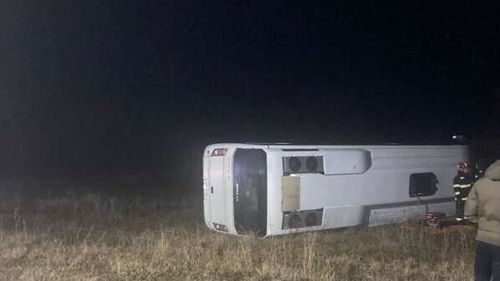 Un autobuz s-a răsturnat în Galați, pe DN25 / O femeie a murit iar alți patru pasageri au fost răniți / Trafic blocat în zonă