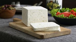Sortiment de brânză, retras de la comercializare din magazinele Carrefour ca urmare a suspiciunii de prezenţă a bacteriei Escherichia coli / Clienţii, sfătuiţi să nu consume produsul achiziţionat