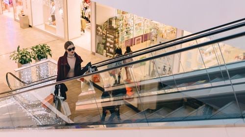 Știi de la cine cumperi când mergi la mall? Top 3 conglomerate din mass-market / Cine sunt Inditex, H&M Group și Abercrombrie & Fitch