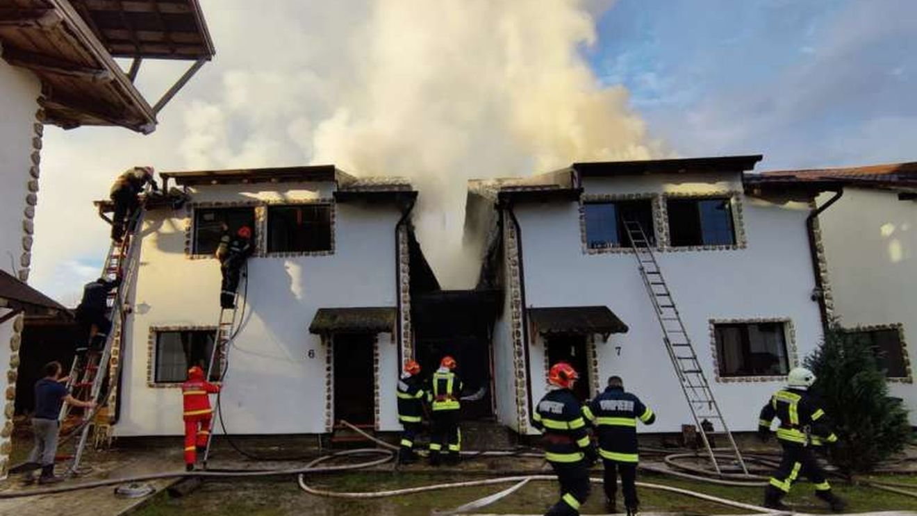 Incendiu la o pensiune turistică din Valea Avrigului/ ISU Sibiu a intervenit cu 3 autospeciale