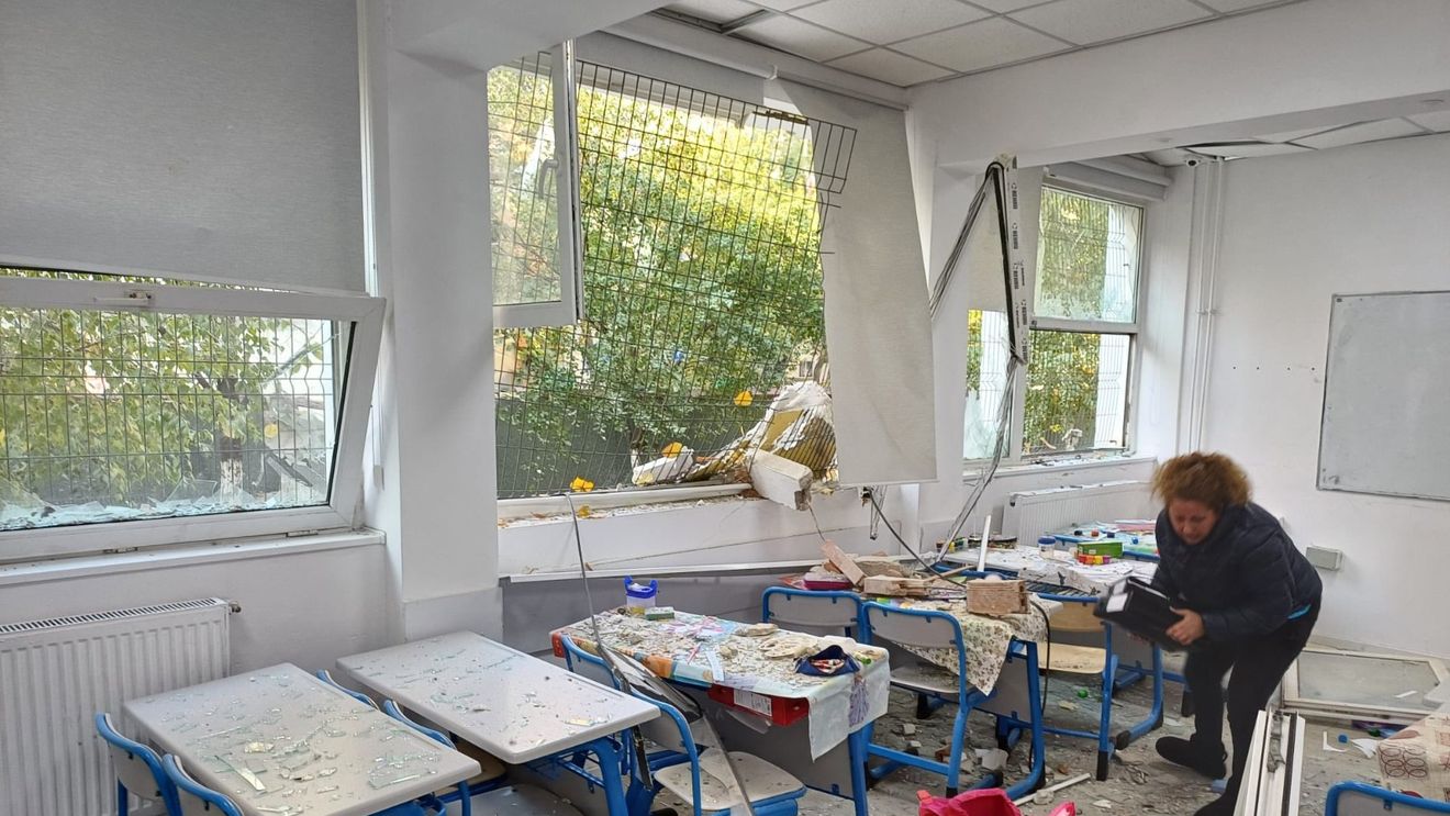 Cursurile cu prezenţă fizică au fost reluate luni la Liceul Teoretic „Dimitrie Bolintineanu”, afectat de explozia din blocul de pe Calea Rahovei, soldată cu trei morți și 15 răniți