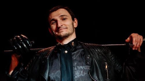 Richard III cu crosa de golf: piesă de teatru pusă în scenă de regizorul Eugen Gyemant