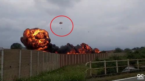 Un avion militar al forțelor aeriene italiene s-a prăbușit în Torino/ O fetiță de 5 ani a murit, fratele de 9 ani e în stare gravă