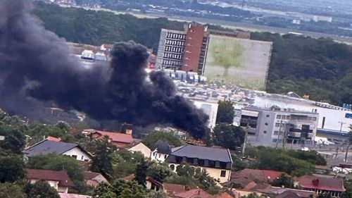 Incendiu cu degajări mari de fum în curtea comună a unor firme din Timişoara