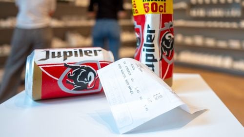 Cele mai mari controverse artistice din 2024/ Portretul regelui Charles, „gunoiul cuiva”, vandalizare în numele activismului, banana de 2,6 milioane dolari