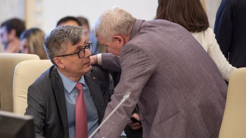 Luni se dezbate moţiunea simplă împotriva ministrului Energiei "Virgil Popescu trebuie să plece. Românii aşteaptă soluţii!" / Miercuri va fi votul final