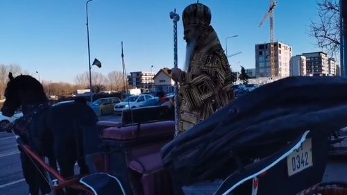 VIDEO Încă o procesiune organizată de Teodosie în plină pandemie: Mai mulți preoți și credincioși participă la un eveniment în Constanța. Arhiepiscopul Tomisului, în caleașcă