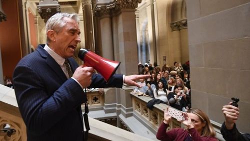 Cum gândește un antivaccinist celebru? Nepotul lui JFK: Cred că există o încercare de a exercita un control în masă asupra umanității / Cred că asta înseamnă de fapt certificatul verde