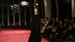 Ce propune colecția Michael Kors pentru noul sezon toamnă-iarnă 2026-2027: monocromie roșie și tailoring newyorkez