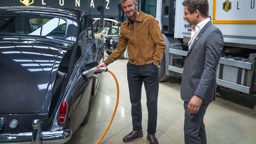 Lunaz Group, susținută de David Beckham și care transforma mașinile clasice în electrice, își încetează activitatea/ Firma a dat vina pe guvernul britanic, care a amânat până în 2035 interzicerea vânzării de mașini pe benzină