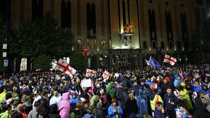 În ciuda tulburărilor politice și amplelor proteste care continuă în Georgia, partidul pro-rus îl numește președinte pe un fost fotbalist, antioccidental, prin „metoda colegiului electoral”