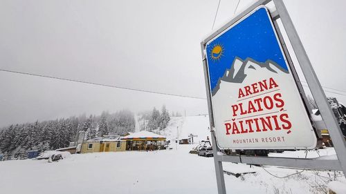Pregătiri pentru sezonul de schi în staţiunea Păltiniş din județul Sibiu, unde au fost pornite tunurile de zăpadă