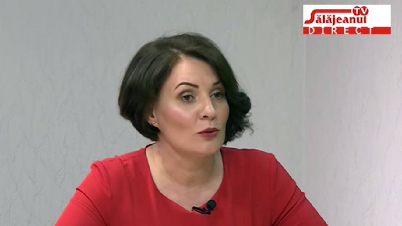 Sorin Cîmpeanu, 6 minute în apărarea Karinei Bode, soția ministrului de Interne: Din acest motiv ar trebui să nu își mai găsească nici un loc de muncă în România? Avem o direcție generală România Educată, pe cine ar trebui să angajez pentru educație timpurie? Moderator: Pe Karina Bode? Cîmpeanu: Nu vrea!