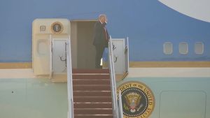 Summit Trump-Putin, Alaska | Președintele SUA, Donald Trump, a postat mesajul „MIZE RIDICATE!!!”, înainte de decolare / Discuții cu reporterii de la bordul Air Force One: Ucraina va decide cu privire la eventuale schimburi de teritorii cu Rusia