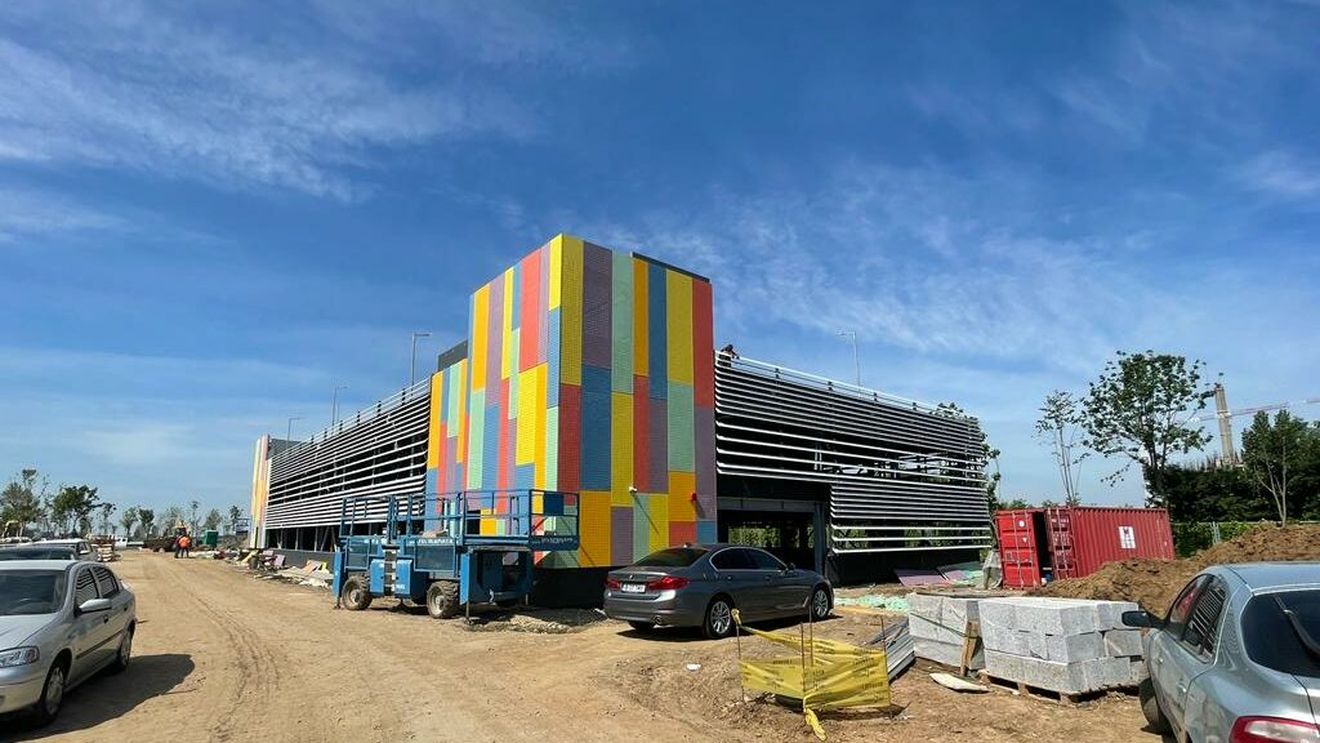 Parcul Tudor Arghezi, cel de-al doilea parc nou din 2023, departe de a fi finalizat. Primarul Daniel Băluță îl vrea cu fântână muzicală, gradene pentru spectatori, mini-plajă eco cu palmieri, dușuri și parcare supraetajată