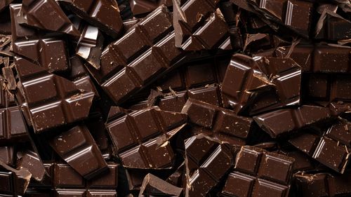 Ciocolata neagră: prieten sau dușman atunci când vrem să slăbim? Poate fi consumată atunci când ești la „dietă”? / Răspunsul nutriționistului Tania Fântână