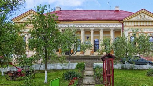 Un castel construit în 1880, sediul Primăriei Săcășeni (Satu Mare) va fi reabilitat cu fonduri europene / Primar: ”Clădirea nu e declarată ca monument istoric şi nici nu a fost băgată la monumente ca să putem mai uşor reabilita”