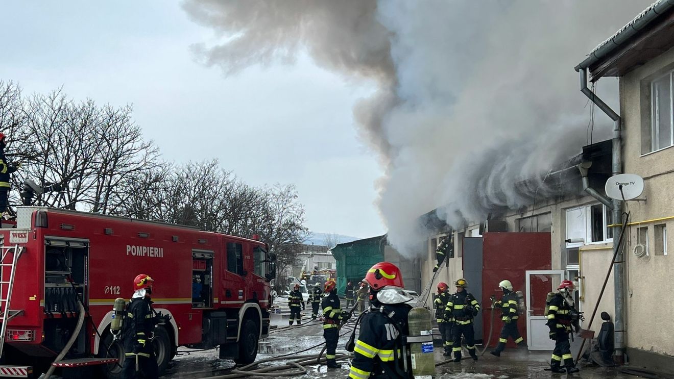 Incendiu de proporţii la un depozit de echipamente, maşini şi îngrăşăminte chimice, la Târgu Mureş
