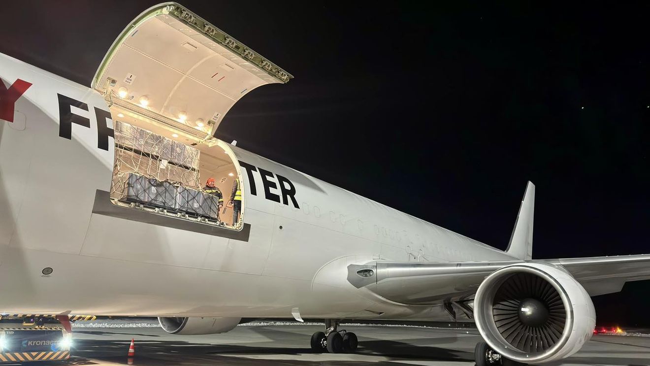 Primul zbor cargo civil a aterizat cu 47 de tone de marfă pe cel mai nou aeroport construit în Ghimbav, Brașov