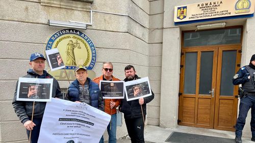 Păgubiții Nordis protestează la DNA: Cer anchetarea premierului Marcel Ciolacu și a altor politicieni și funcționari pe care îi acuză că au primit diverse foloase sau nu au controlat dezvoltatorul imobiliar