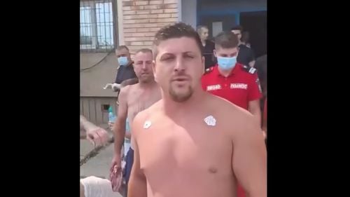 VIDEO Scandalagii de pe plaja Costinești, puși pe scandal și la ieșirea din arest / ”Uitați și voi ce atitudine de oameni cumsecade au, de oameni educați în morala creștină”