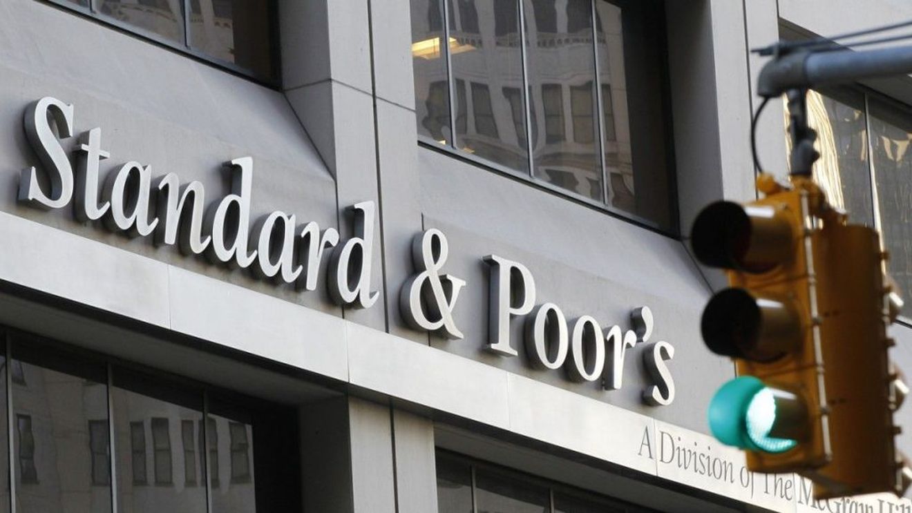 Standard & Poor’s a reconfirmat ratingul de țară al României și a menținut perspectiva negativă, decizie care influențează dobânzile la care se împrumută România. Agenția prognozează o scădere economică de 5,2% în acest an