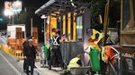 FOTO | Primele șase adăposturi pentru călători de pe linia 5 de tramvai au fost montate în timpul nopții, la Pasajul Băneasa. Primăria: Lucrările continuă