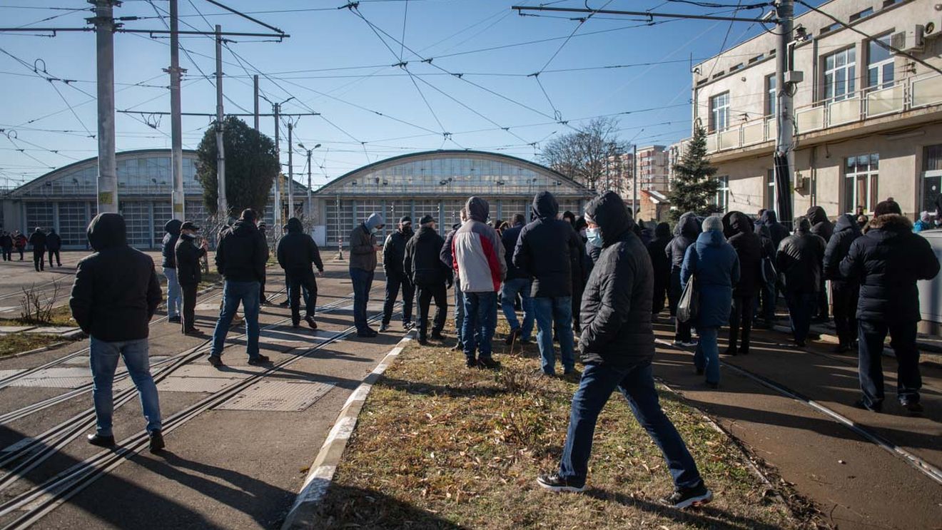 UPDATE A treia zi de grevă în București / Conducerea STB anunță că șoferii care vor ieși azi pe traseu nu vor fi cercetați disciplinar/ Dacă nu ies, riscă desfacerea contractului de muncă