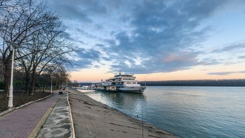 Un copil de 9 ani din Galați a murit, după ce a căzut cu bicicleta pe faleza superioară a Dunării
