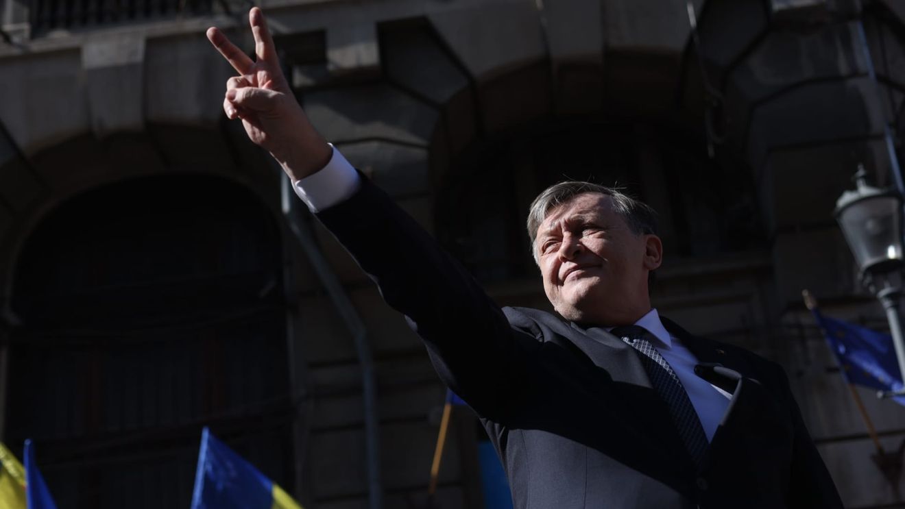 FOTO Antonescu: Am depus candidatura pentru președinția României. Au fost eforturile multora ca eu să fiu împiedicat / 1.700.000 de semnături de susținere a depus Antonescu la BEC